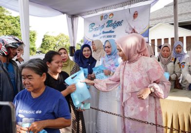 Antusiasme Warga Warnai Kegiatan Berbagi Takjil PKK dan DWP Provinsi Lampung Antusiasme Warga Warnai Kegiatan Berbagi Takjil PKK dan DWP Provinsi Lampung